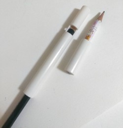 鉛筆の繋げる面に複数の穴を開けます。