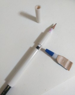 両方の鉛筆の面に複数の穴を開け、この様に配置します。